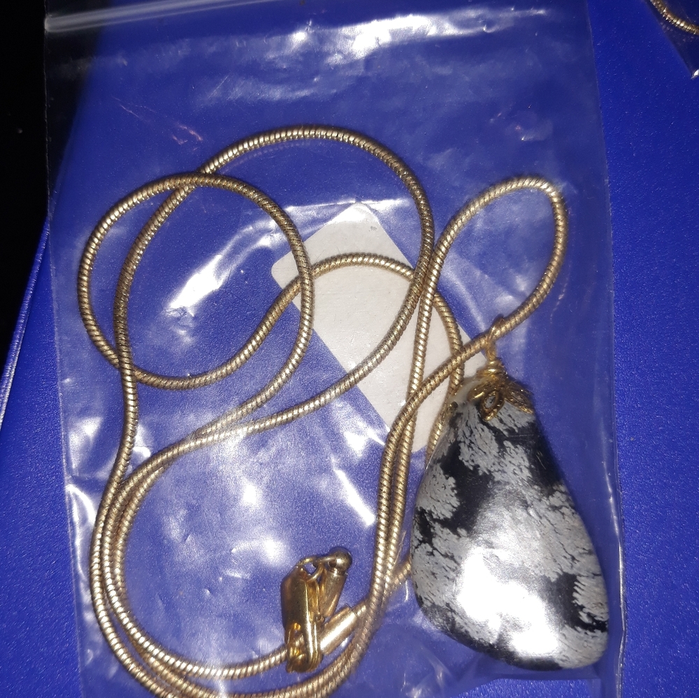 Vintage style black stone what is soft white grayish flowers Necklace